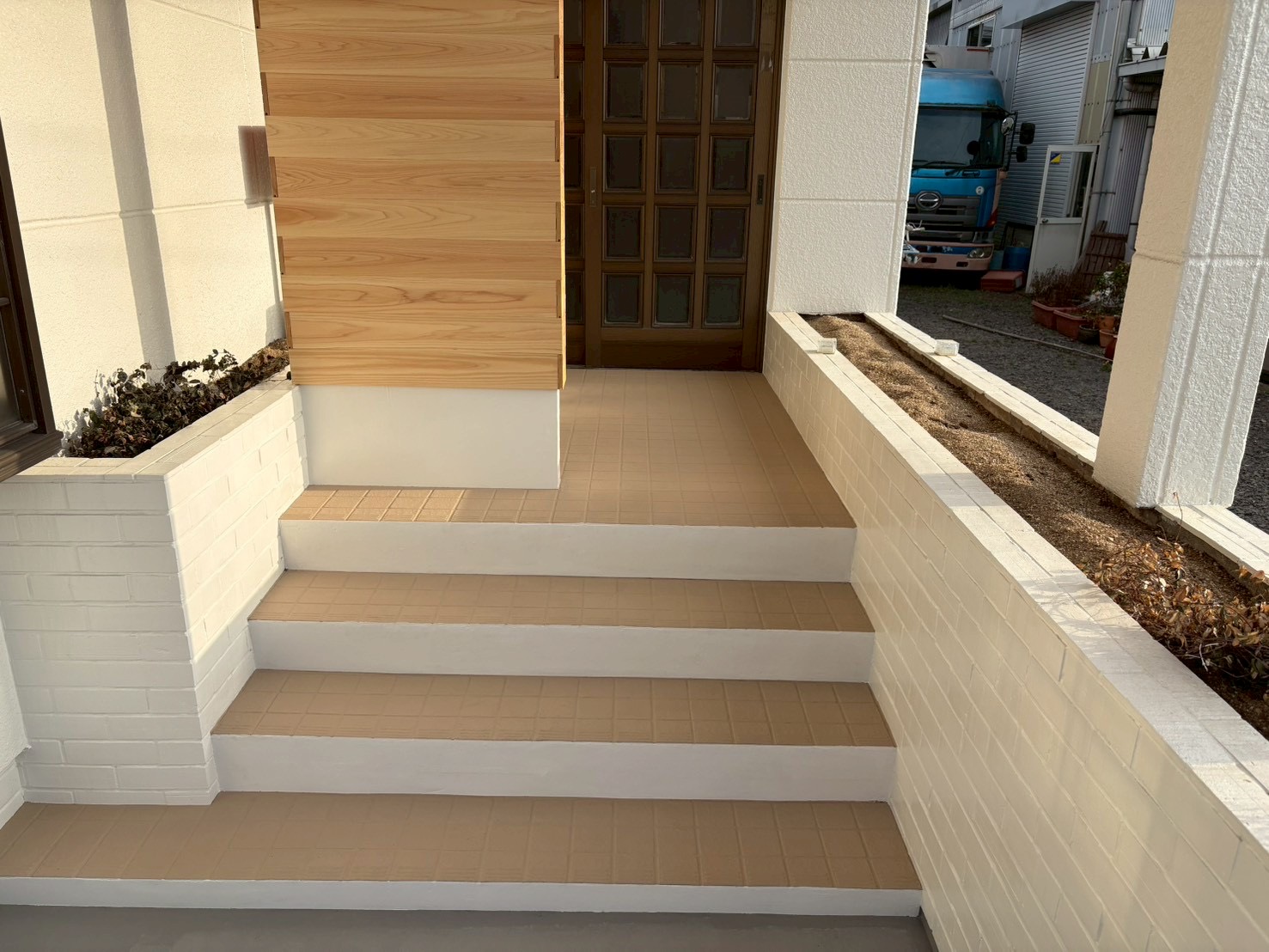 【伊達市 玄関土間塗装工事】滑りにくくおしゃれな玄関へ｜O様邸施工事例