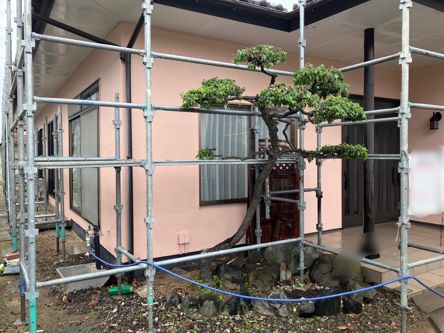 🏠郡山市S様邸 外壁塗装工事を開始しました!✨|クラック(ひび割れ)をしっかり補修して住まいを守ります【郡山市】 02