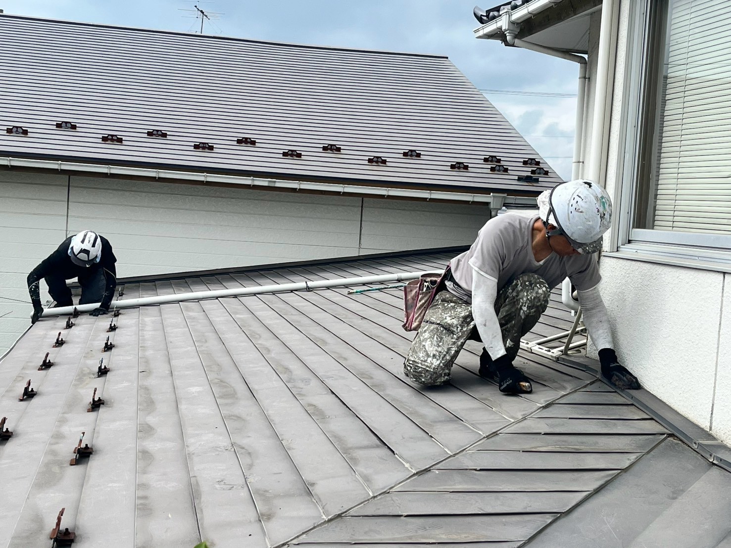 🏠✨【伊達市H様邸】屋根補修・屋根塗装工事がスタートしました!錆・穴あきを補修し、大切なお住まいを守ります【伊達市|株式会社美建】 02