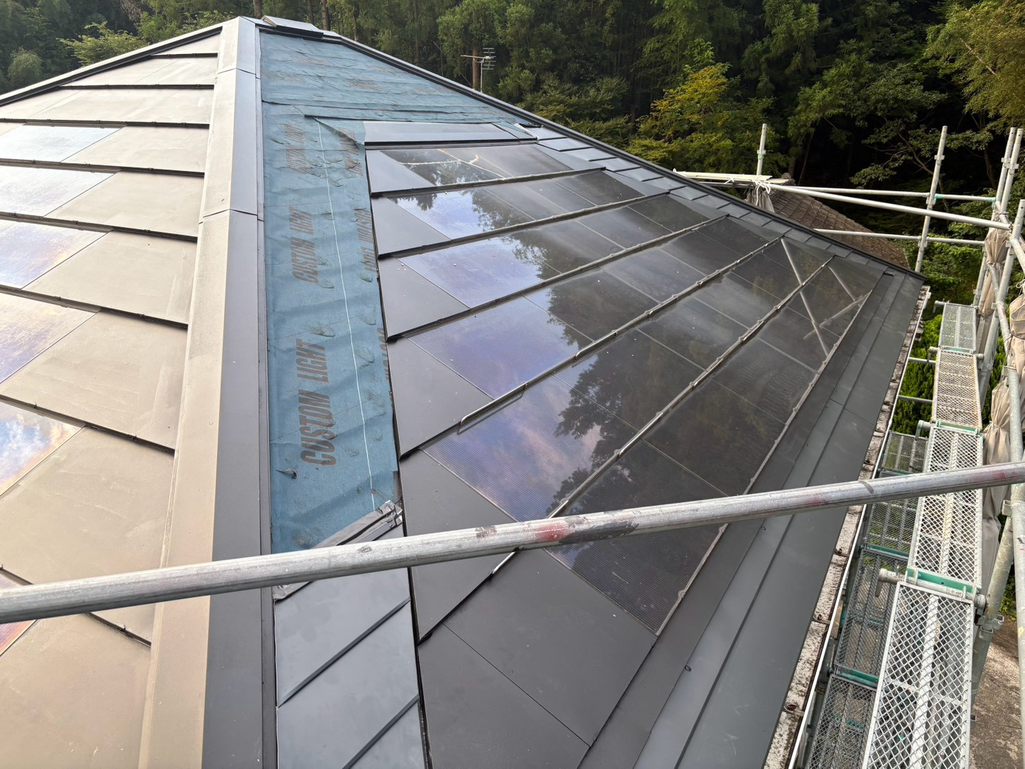 🏠【福島市S様邸】コロニアルNEOの屋根カバー工事が完了！太陽光パネルを外さず施工しました✨【福島市・伊達市・伊達郡・二本松市】 07