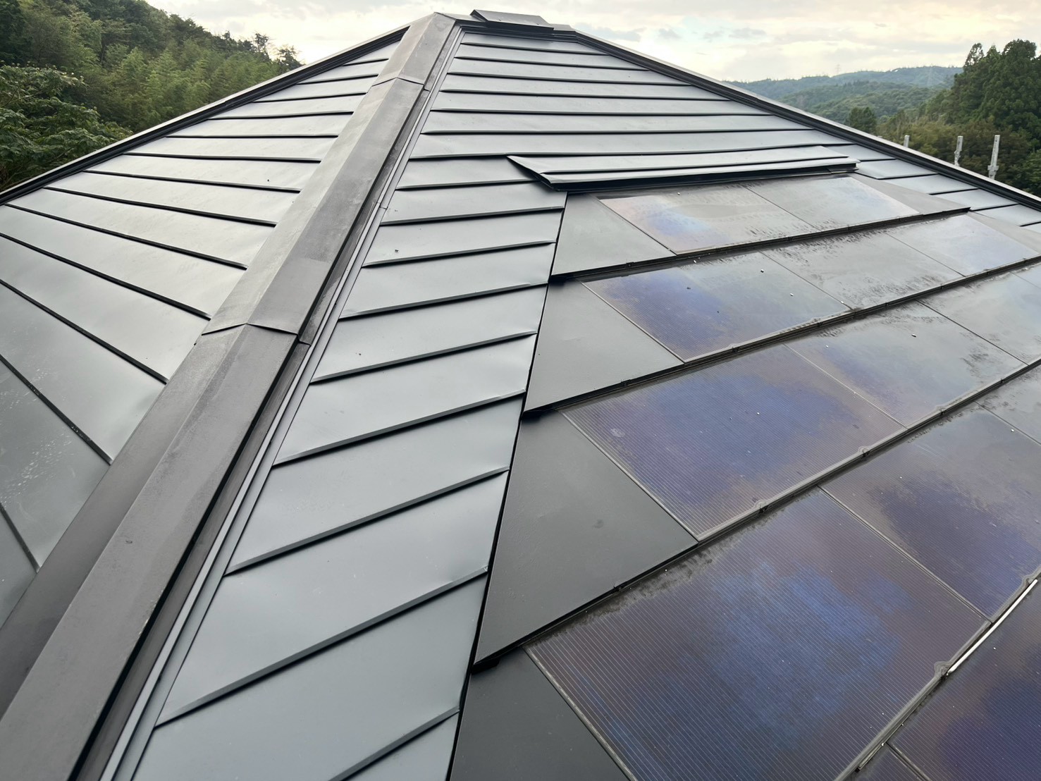 🏠【福島市S様邸】コロニアルNEOの屋根カバー工事が完了！太陽光パネルを外さず施工しました✨【福島市・伊達市・伊達郡・二本松市】