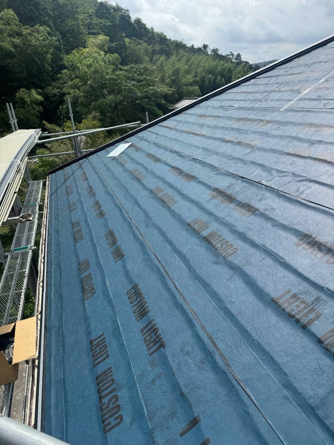 🏠【福島市S様邸】コロニアルNEOの屋根カバー工事が完了！太陽光パネルを外さず施工しました✨【福島市・伊達市・伊達郡・二本松市】 04