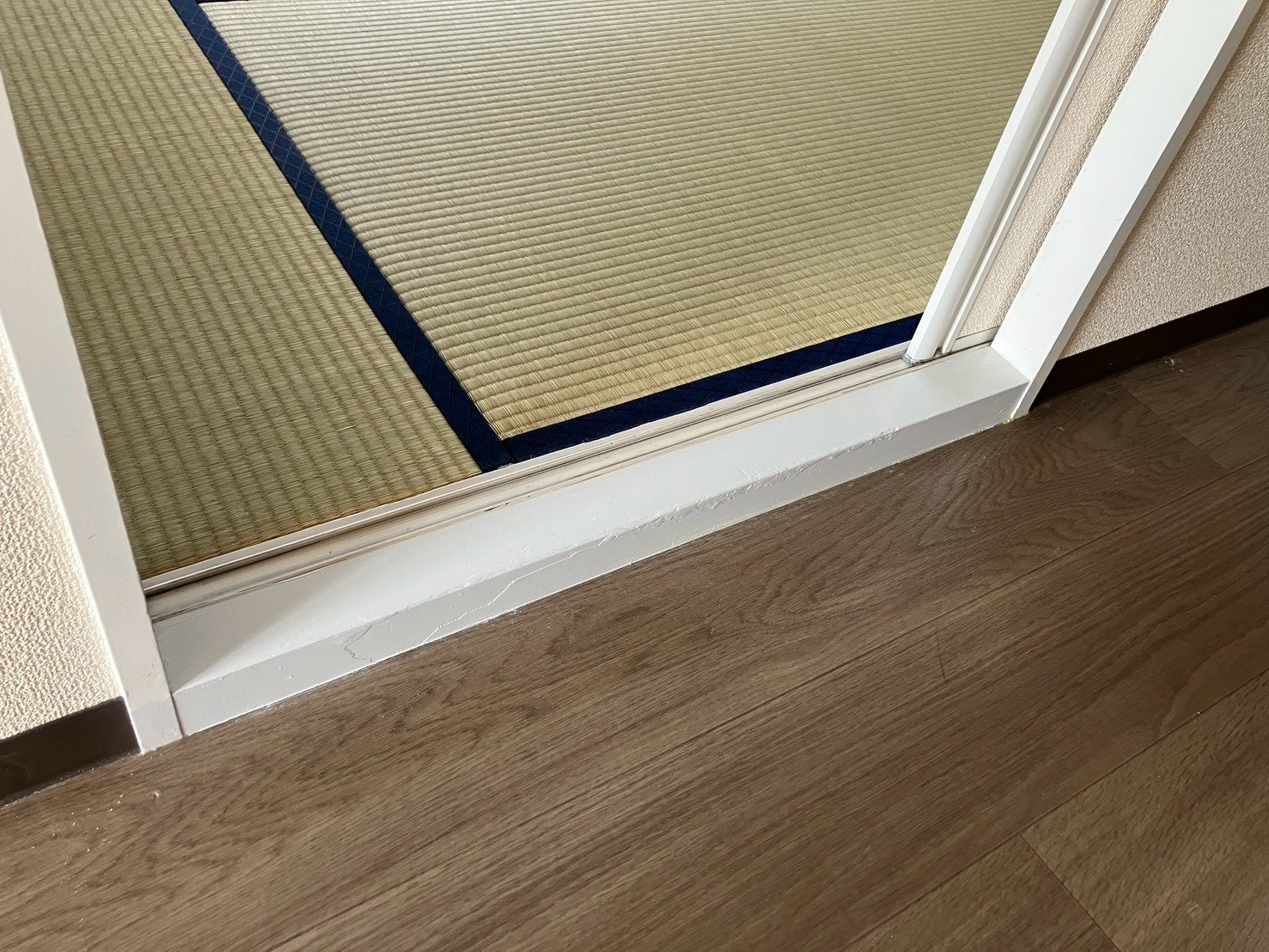 🏠【福島市U様アパート】敷居塗装を行いました!塗膜の剥がれ・傷を補修してきれいに仕上げました✨ 07