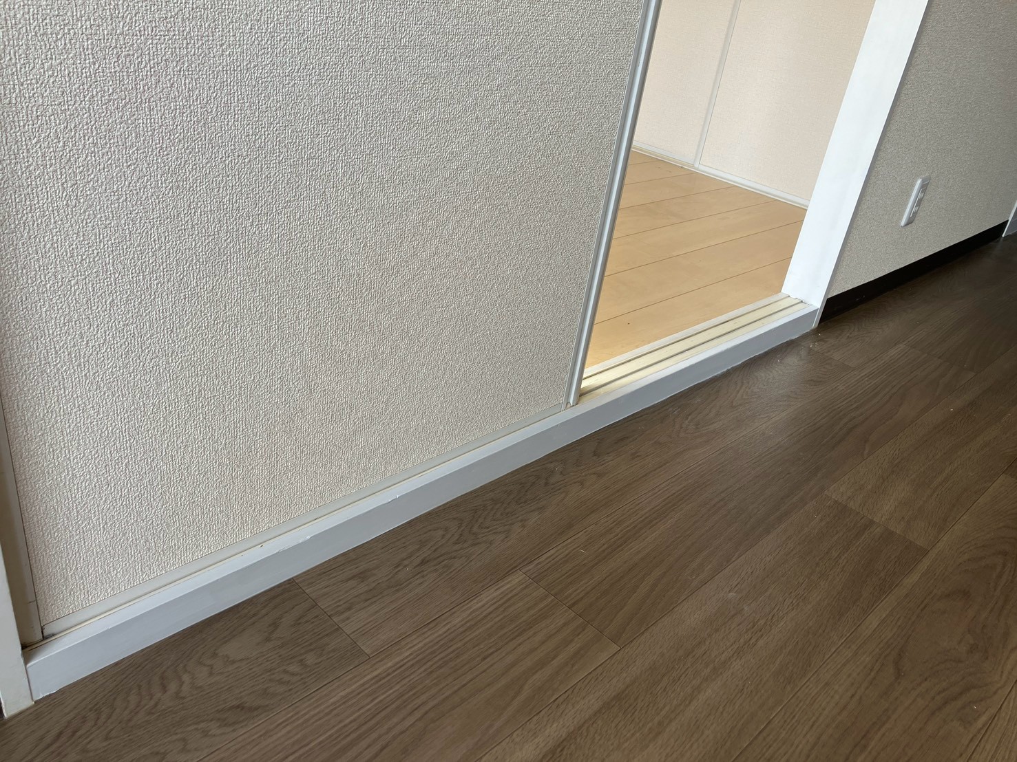 🏠【福島市U様アパート】敷居塗装を行いました!塗膜の剥がれ・傷を補修してきれいに仕上げました✨ 08