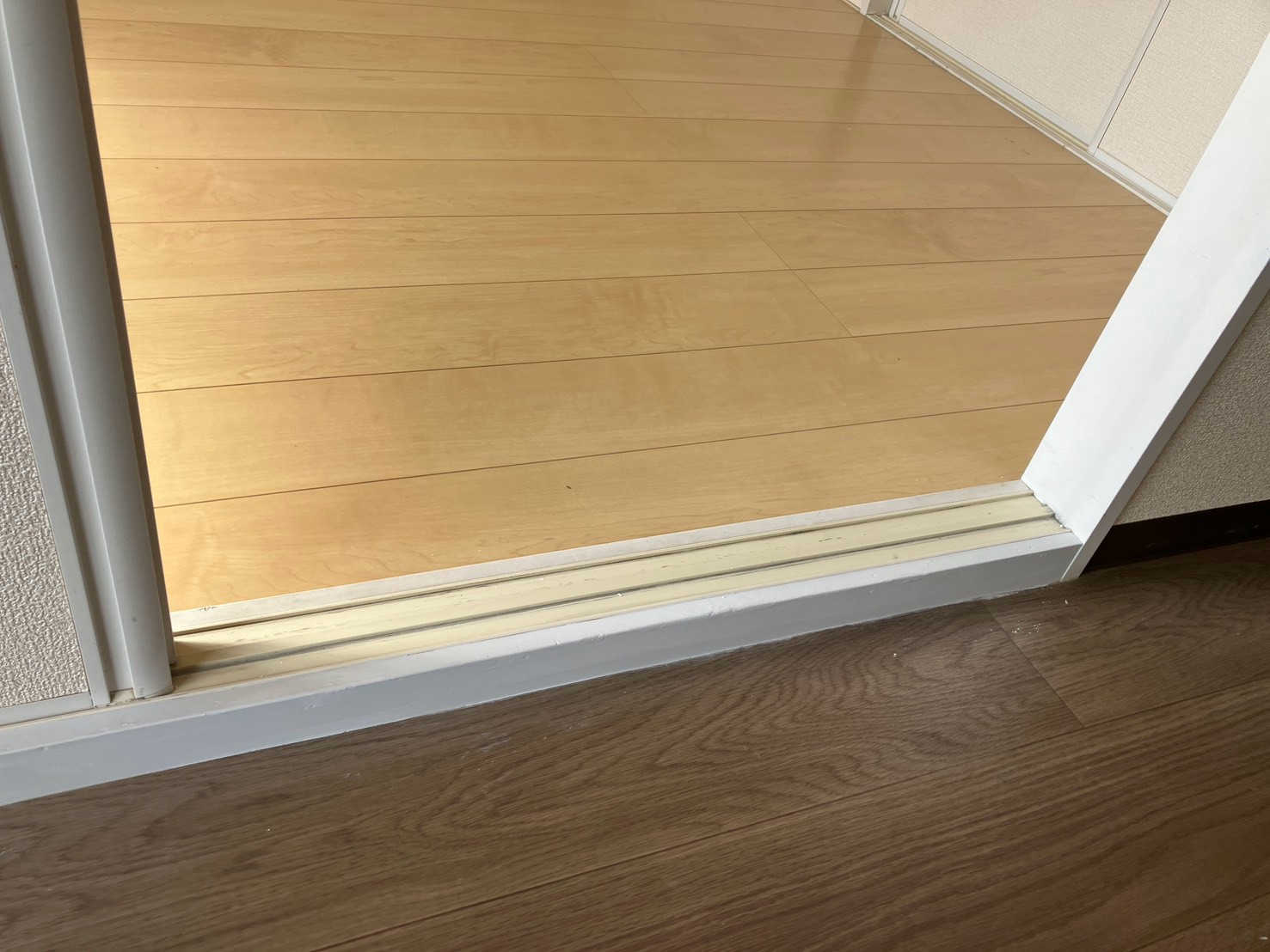 🏠【福島市U様アパート】敷居塗装を行いました!塗膜の剥がれ・傷を補修してきれいに仕上げました✨